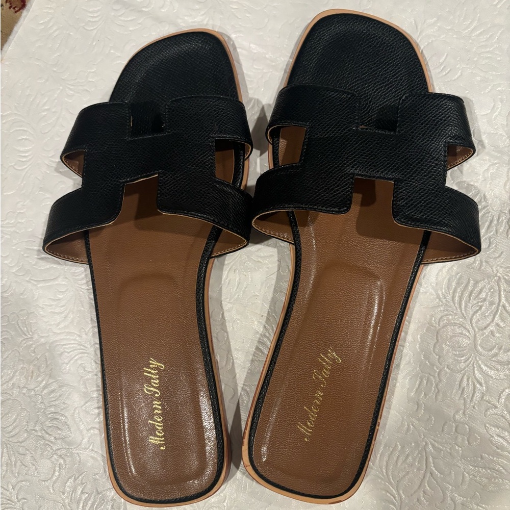 Women’s black H sandals